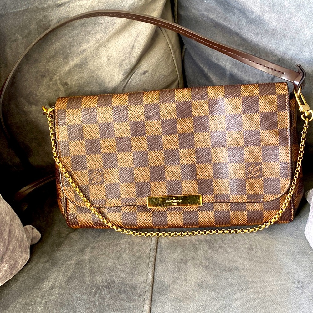 Louis Vuitton crossbody with gold chain. Damier. Gently used! 100% Authentic